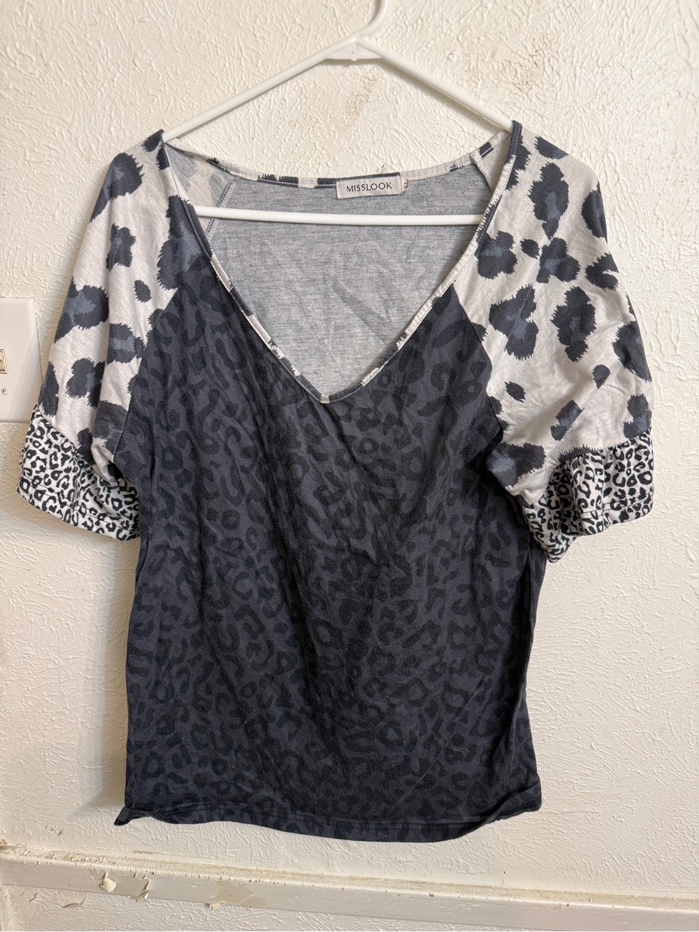 MISSLOOK Black & White Mixed Leopard V-Neck Short Sleeve Top